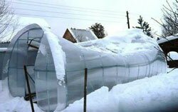 Разрушение обычной теплицы от незначительной перегрузки